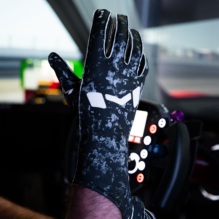 Forged Carbon Gloves by Moradness - The French Simracer
