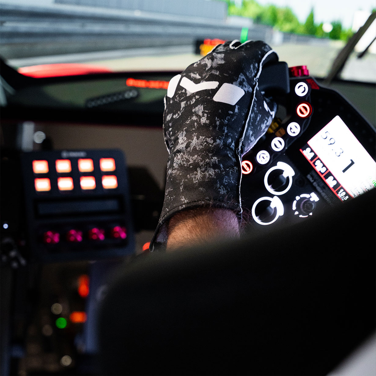 Forged Carbon Gloves by Moradness - The French Simracer