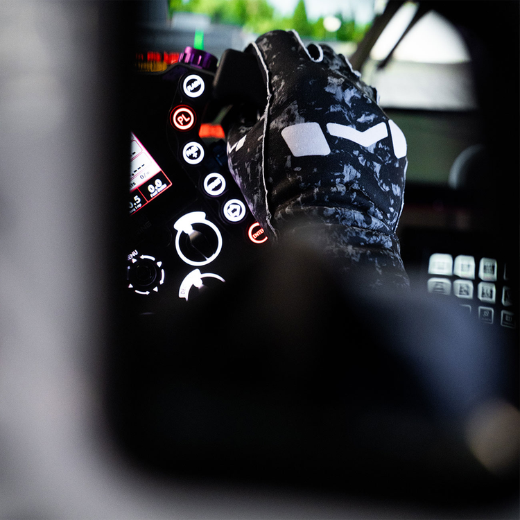 Forged Carbon Gloves by Moradness - The French Simracer