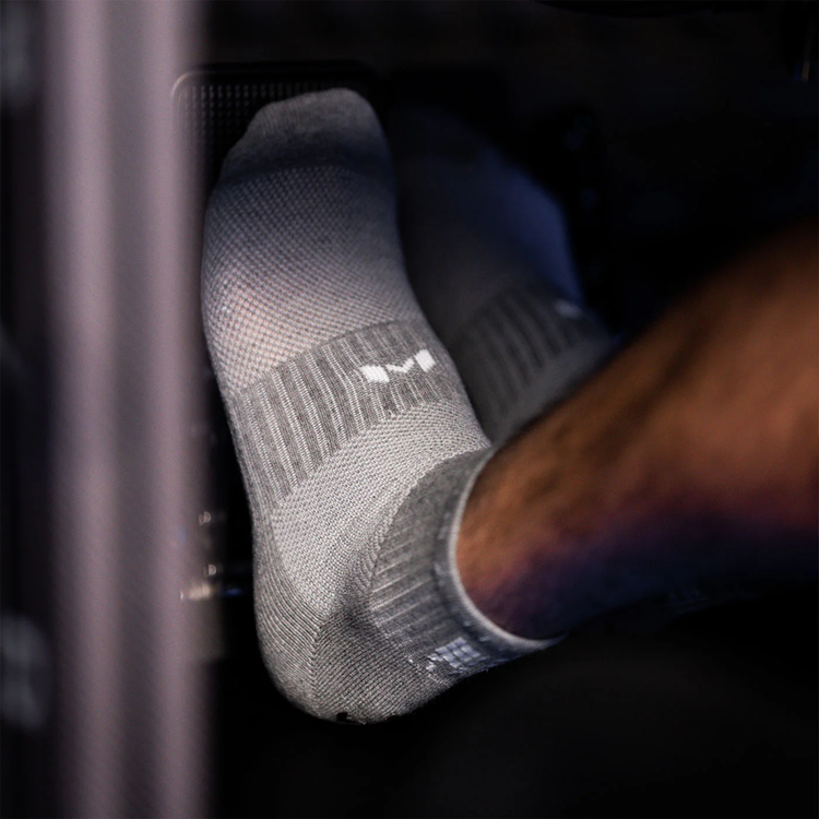 Chaussettes Simracing Grises Basses par Moradness - The French Simracer