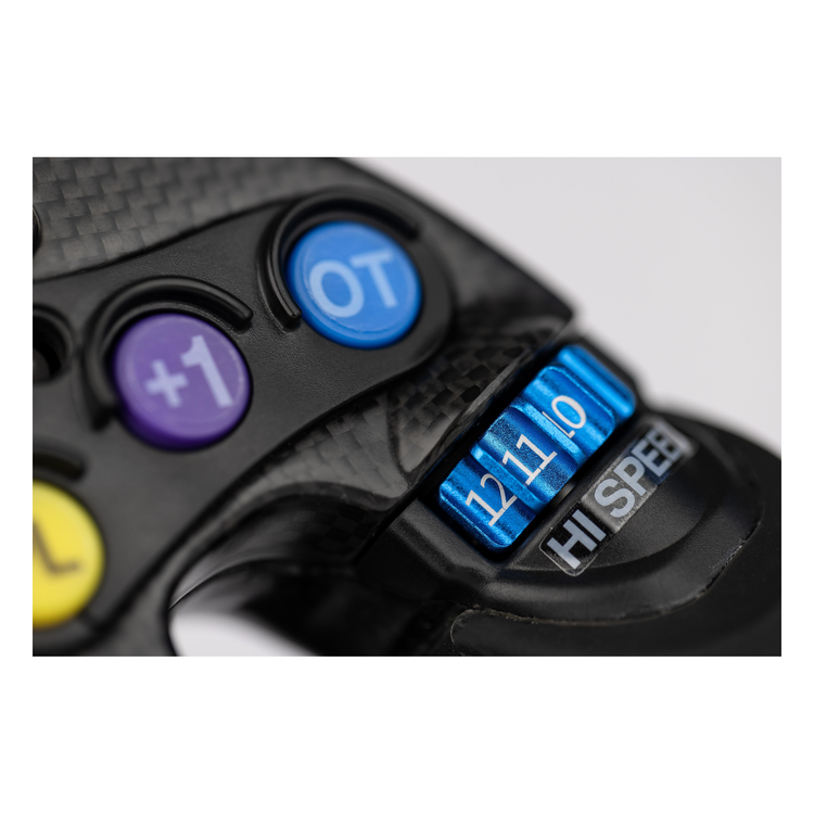 Volant simracing Sim-Lab Mercedes-AMG PETRONAS Formula One Team (2024) – gros plan sur le bouton OT et la molette