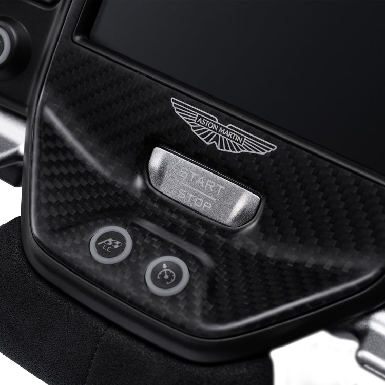 Volant Simagic Aston Martin Valkyrie – détail de la façade en carbone et du logo Aston Martin