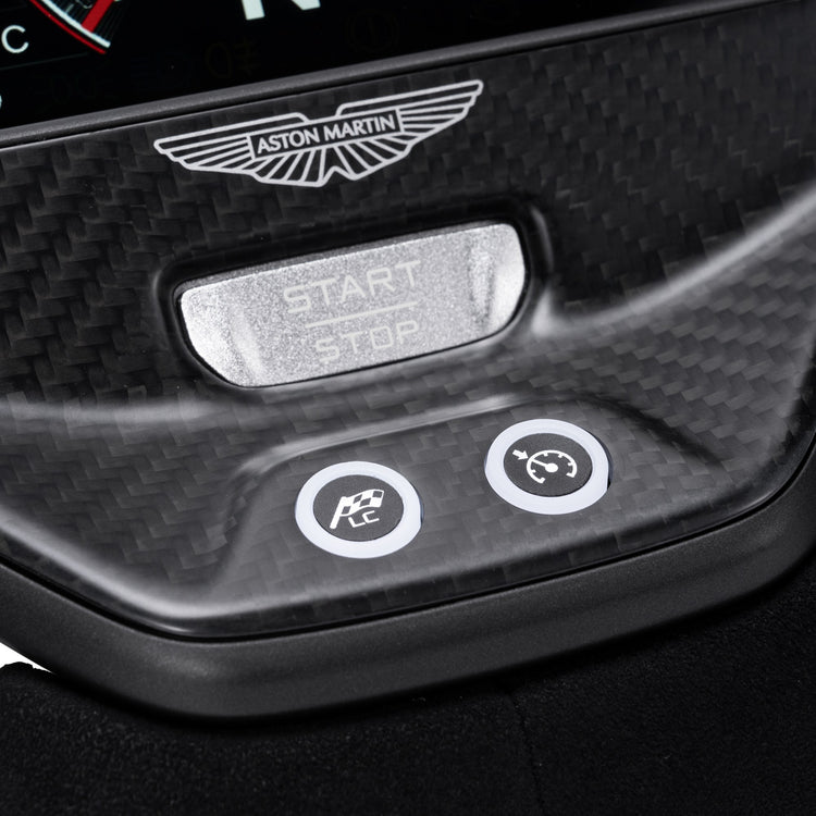 Volant Simagic Aston Martin Valkyrie – détail du logo Aston Martin et des commandes en carbone