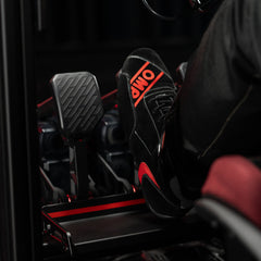 Pédales Simagic P-Active en situation dans un cockpit, vue rapprochée