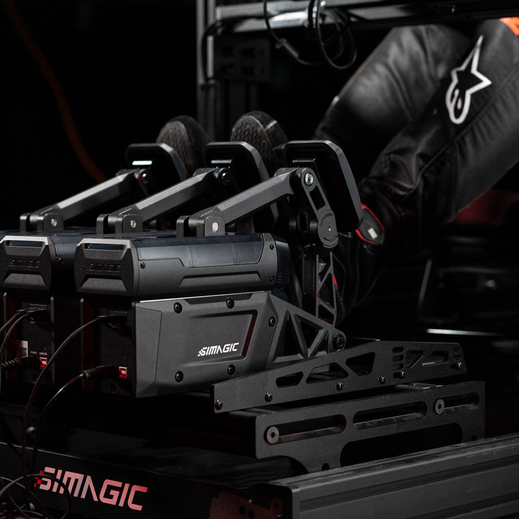 Set 3 pédales Simagic P-Active en situation, logo Simagic